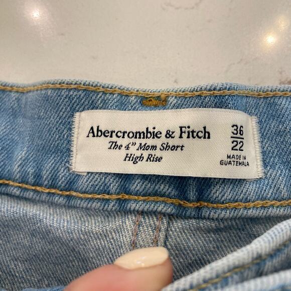 Abercrombie & Fitch The 4” Mom Short High Rise in 36/ 22 - Picture 3 of 6